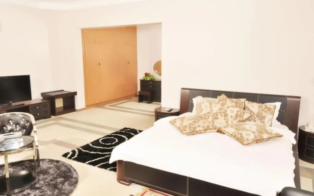 Vista Lounge & Suites