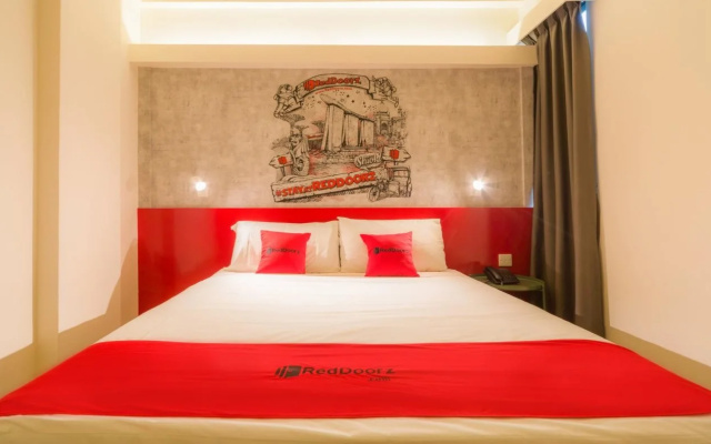 RedDoorz Hotel @ Geylang (SG Clean Certified)