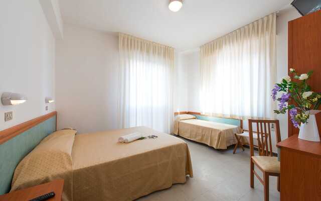 Hotel Sirena Римини комната для гостей