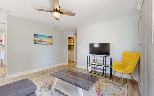 Cozy Duplex Spacious Close to Everything