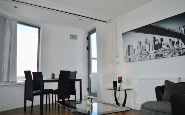 2 Bedroom Apartment With 2 Balconies in Manchester