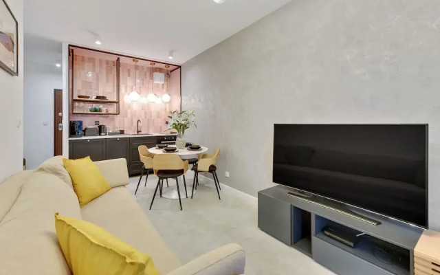 Aura III & Parking by Downtown Apartments