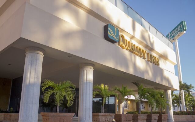 Отель Quality Inn Mazatlan вид на фасад