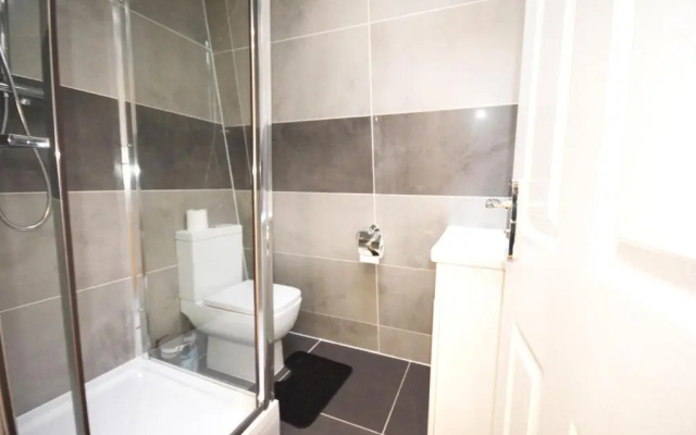 London Modern 4 Bedroom Apartment