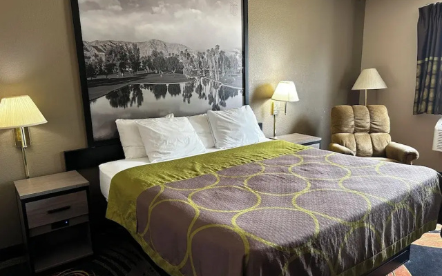 Super 8 by Wyndham Knoxville
