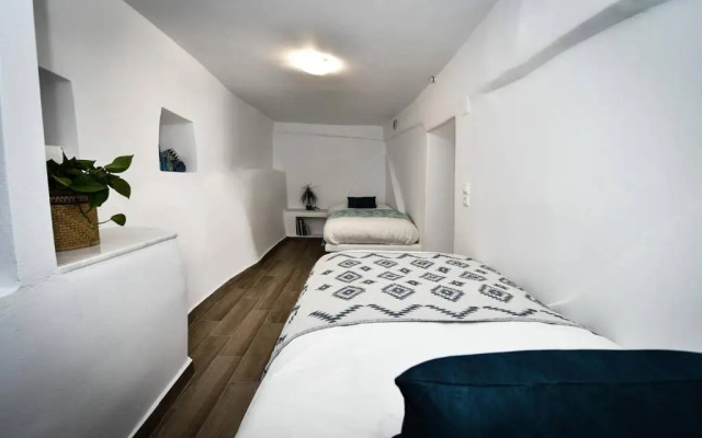 CHARMING 2BR Hilltop Serenity Suite, Lively Greek Village