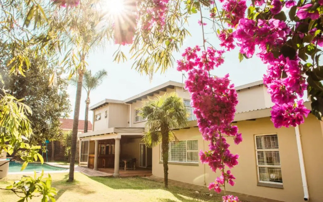 Contemporary Menlyn Maine Villa @ 201 J