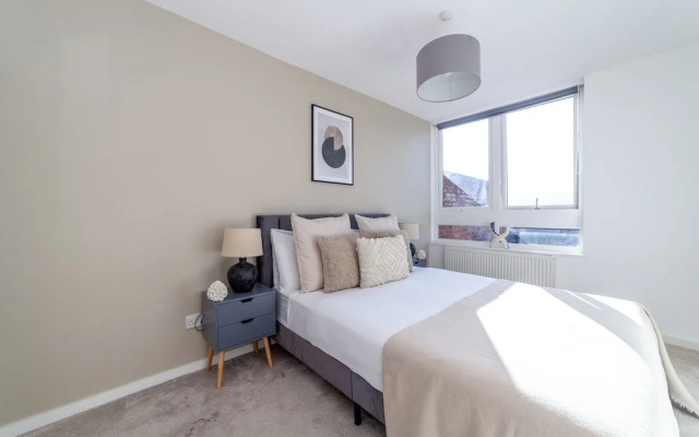 High-End 2 Bed Flat near Westfield London