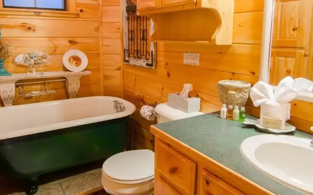 Breathless Cabin Includes Free Wifi, Parking Onsite, Private Hot Tub, and BBQ by Redawning
