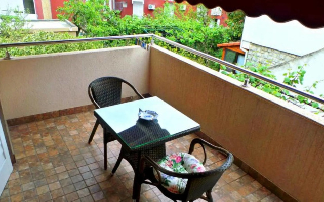 El Mar Apartments