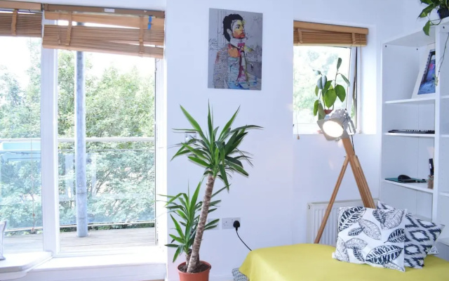 Spacious Apartment Overlooking Haggerston Park     (No Front Desk Need To Contact Property 5 Days In Advance)