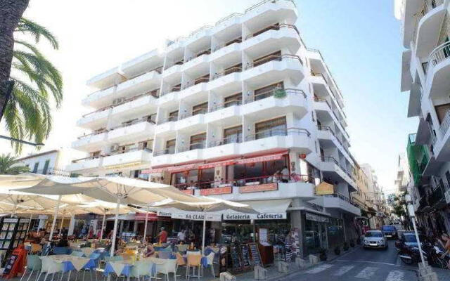 Отель Apartamentos Sa Clau вид на фасад