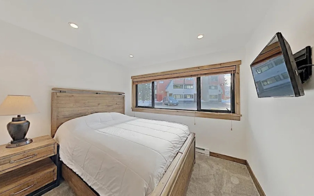 Deluxe Slopeside Home Just STEPS to Mammoth Mountain Slopes and Village Gondola - 3 Spas, Sauna and Pool by RedAwning