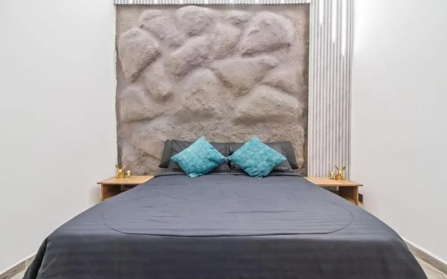 6 BR with Jacuzzi 1 block from LLeras