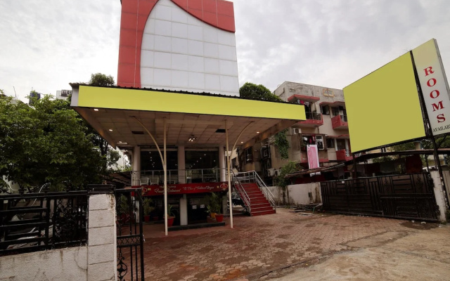 OYO 15211 Hotel Midas
