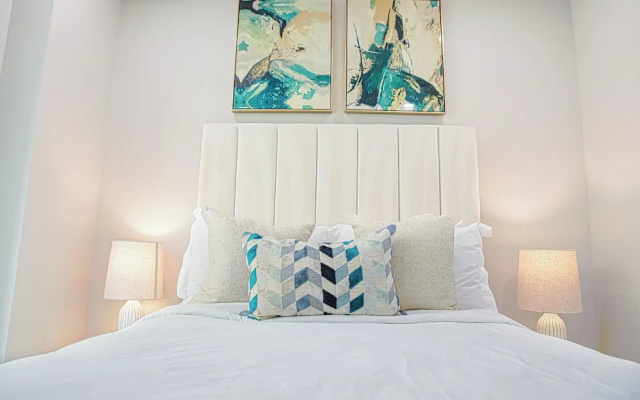 Luxury 3BD Rooftop Home in Dwtwn HTX.