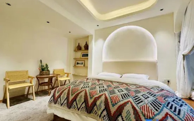 Mountain Pool and Cloud Realm Homestay Hotel