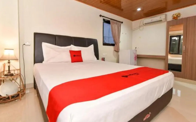 RedDoorz Near Lippo Plaza Sunset