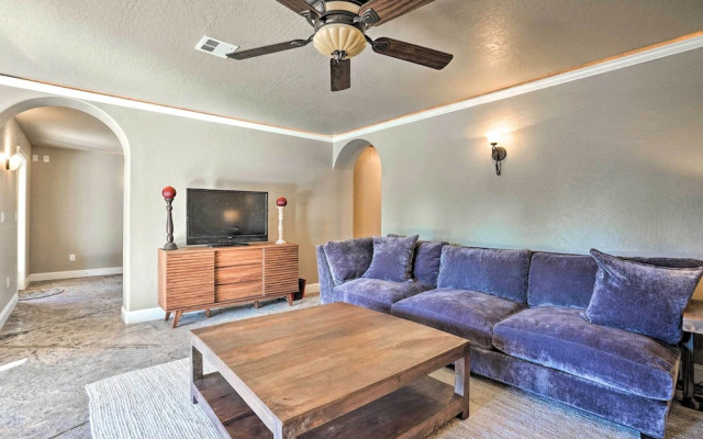 Luxe Getaway w/ Riverfront Views in Grants Pass!