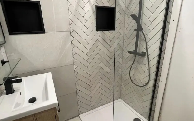 2 Bed Flat - Sleeps 4 - Parking - Wifi