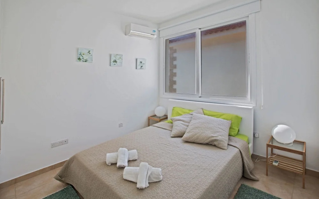 Celebrity Villa Oliver P 14