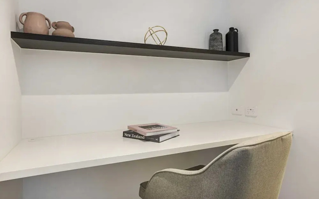 Modern, Executive 1 Bedroom Apartment With Balcony