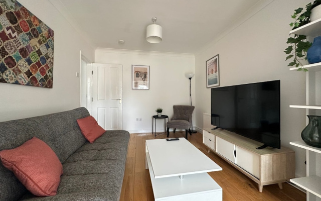 Spacious 5 Bedroom With 4 Baths Off-road Parking