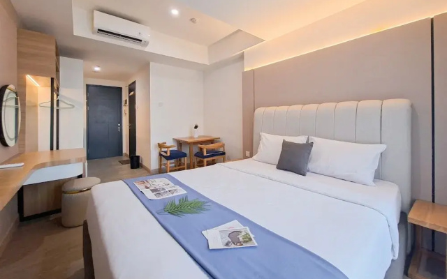 Wooden Tone Studio At At Collins Boulevard Apartment