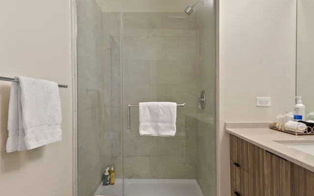 West Loop High-end 2BR Walkable City Views