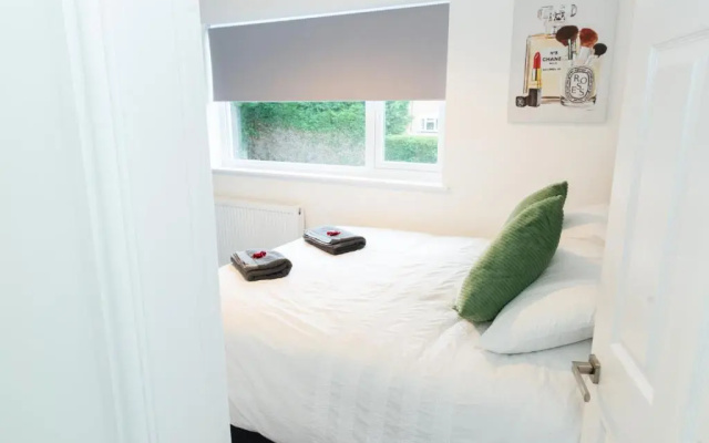 Charming 2 Bedroom House - Free Parking - Great Location