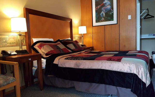 Plaza Motel