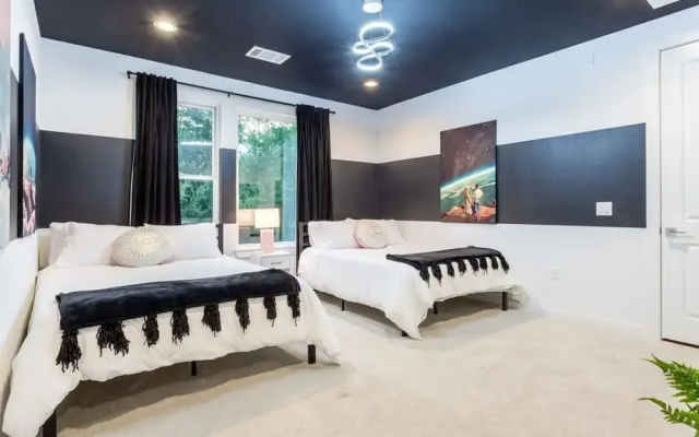 Massive 10br Compound6 Min to Downtown Austin
