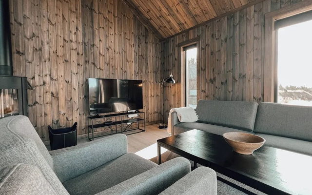 Modern Mountain Cabin - Outdoor Hot Tub - 8 Beds