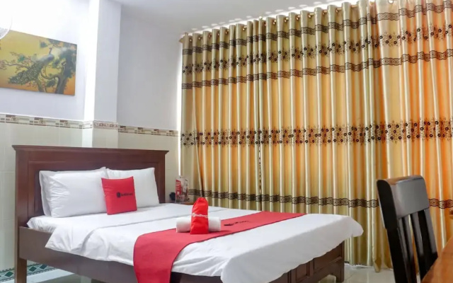 RedDoorz Diamond Hotel CMT8