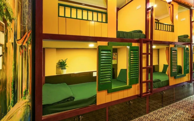 Grandma Lu - Banh Mi Coffee  Hostel