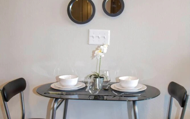 Modern & Private Condo Balcony Great Location