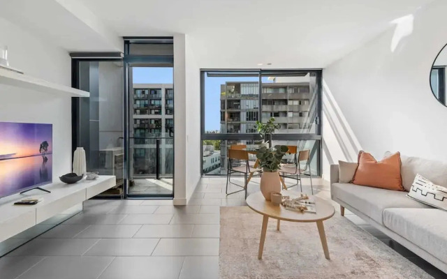 Chic City Escape With Pool, Gym & Parking