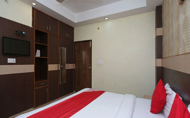 OYO Flagship 12177 Hotel Crystal Inn