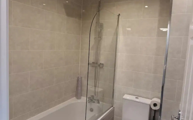 2 Bed House - Sleeps 6 - Parking - Wifi