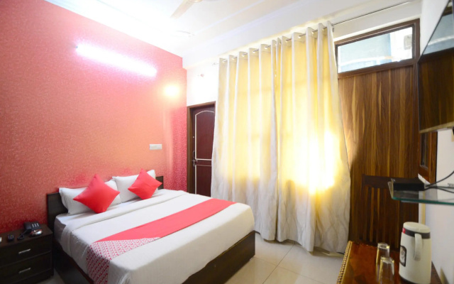 OYO 18342 Hotel Aqueens
