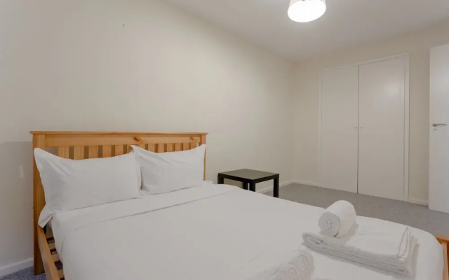 Spacious 2 Bedroom House in Bow