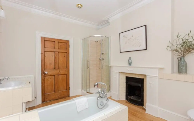 Beautiful 5 Bedroom Home With Garden in South Kensington