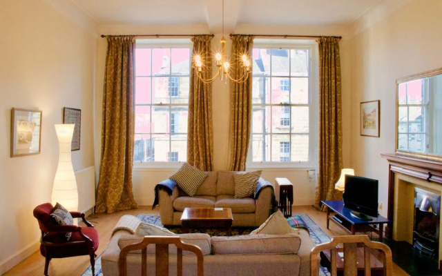3 Bedroom Apartment in Edinburgh's New Town