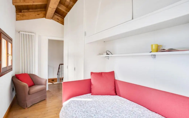 Design Apartment with Lake View!