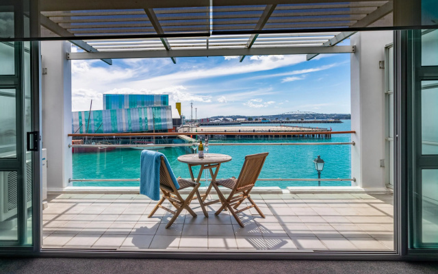Beautiful sea views - Large 1 Br Free Parking