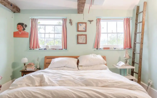 Spacious and Colourful 2 Bedroom Flat in Lambeth