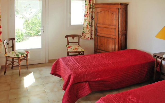 Charming holiday home with private garden, Revest-du-Bion