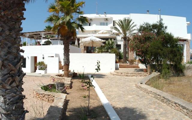 Отель Hostal Illes Pitiüses Испания, Форментера - отзывы, цены и фото номеров - забронировать отель Hostal Illes Pitiüses онлайн вид на фасад