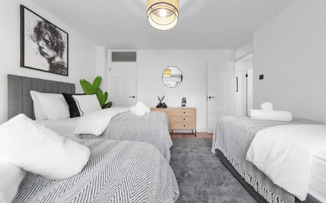 2BR Flat, Free Parking, Close to Airport & Centre