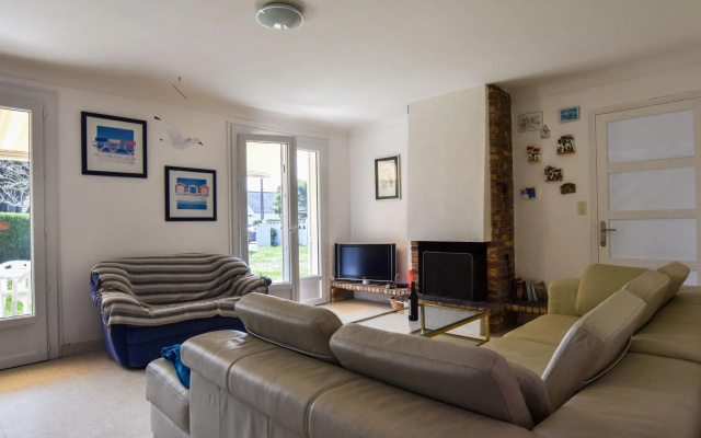 Serene Holiday Home in Pénestin with Garden